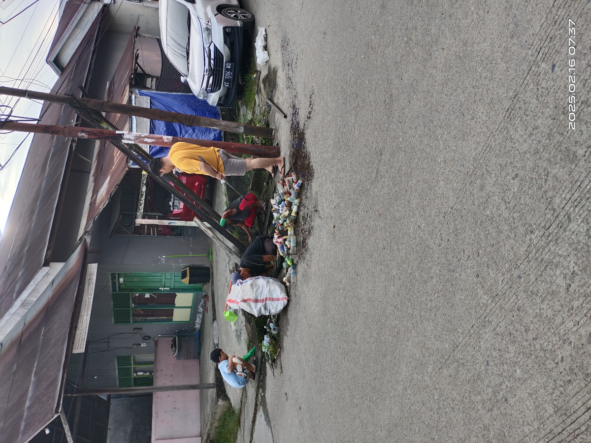 gotong royong warga RT 16 Kelurahan Pelita