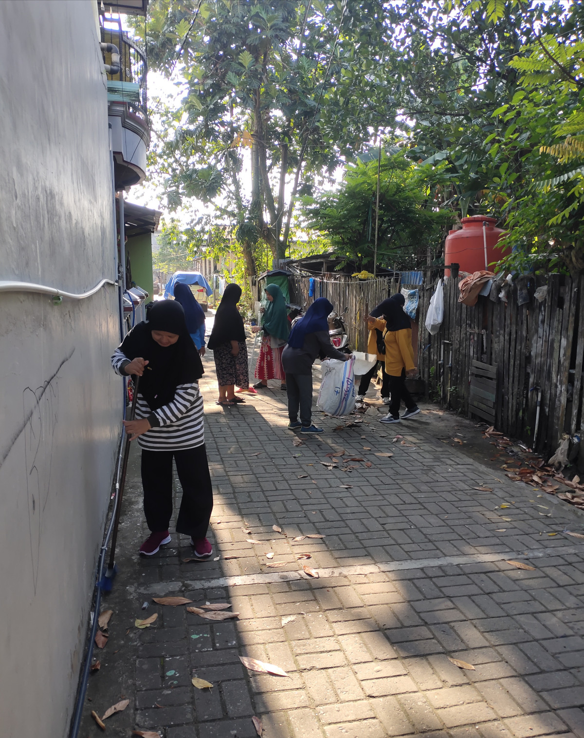 Kegiatan Kerja Bakti warga RT 16