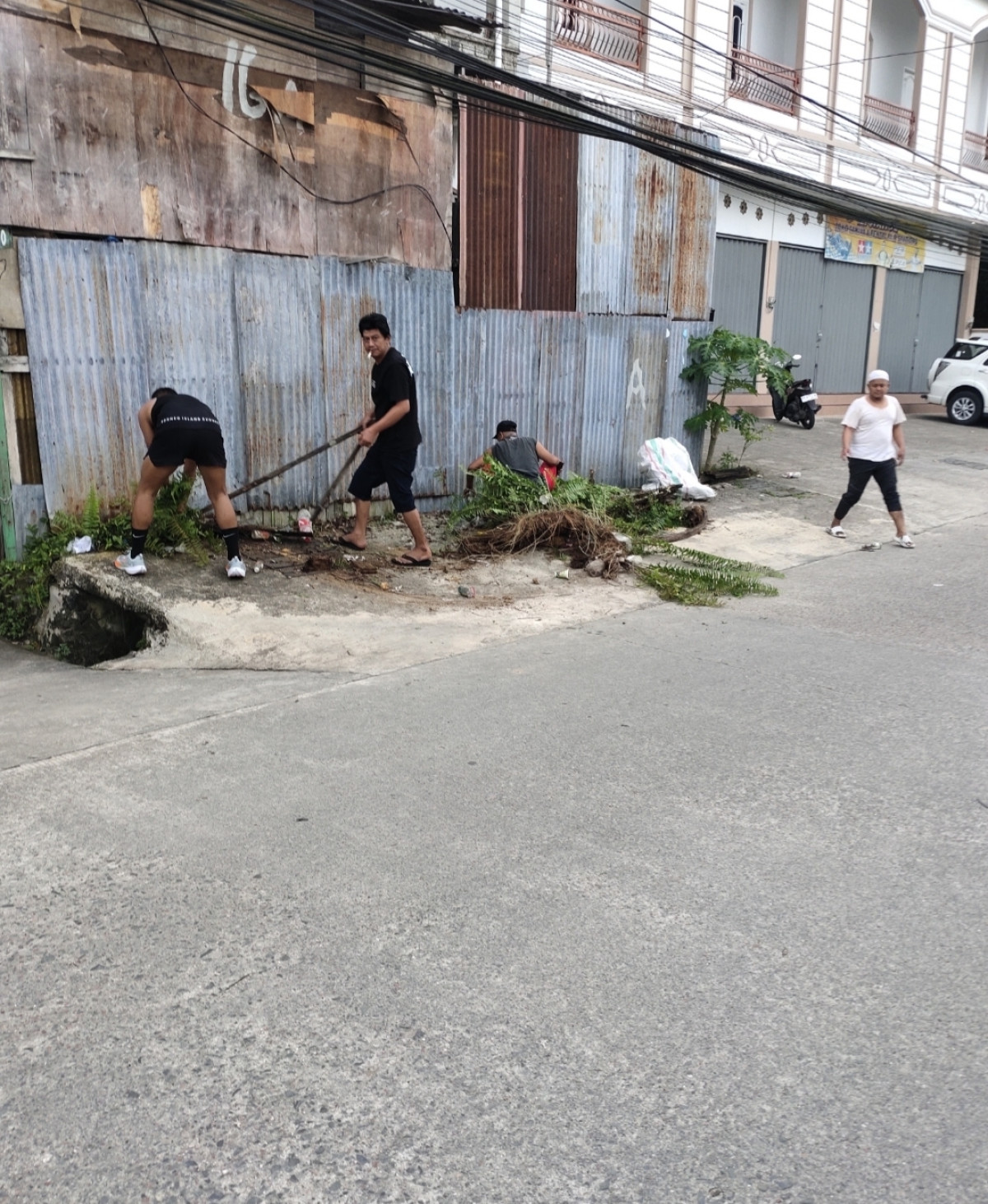 Kerja Bakti Warga RT 16 di Jl. K.H.Usman Berahim RT 16
