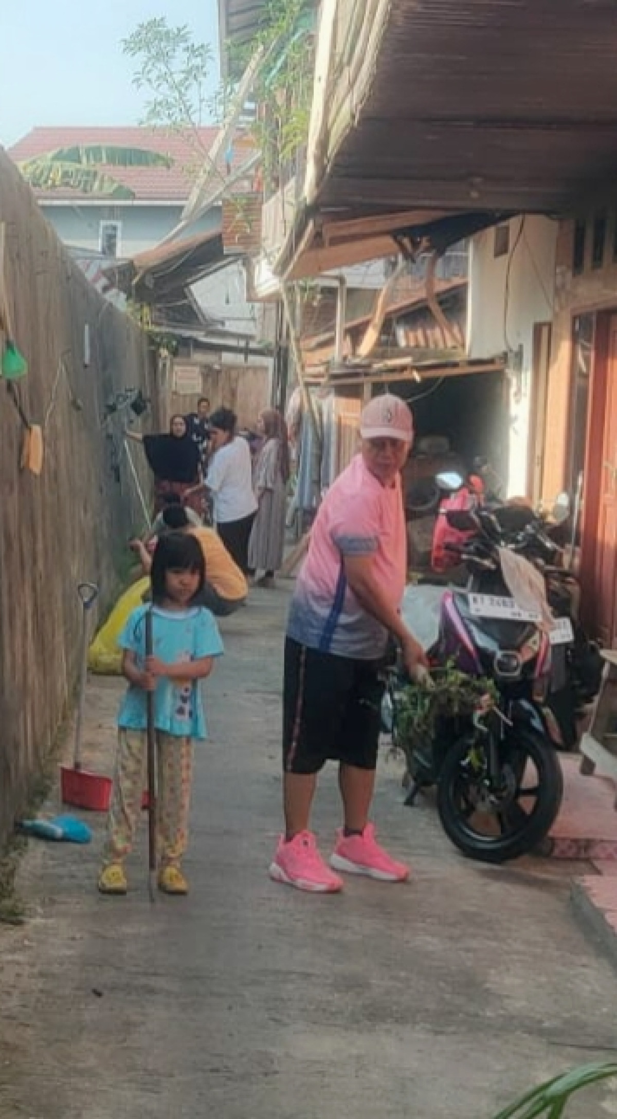 Kerja bakti wajib tiap bulan