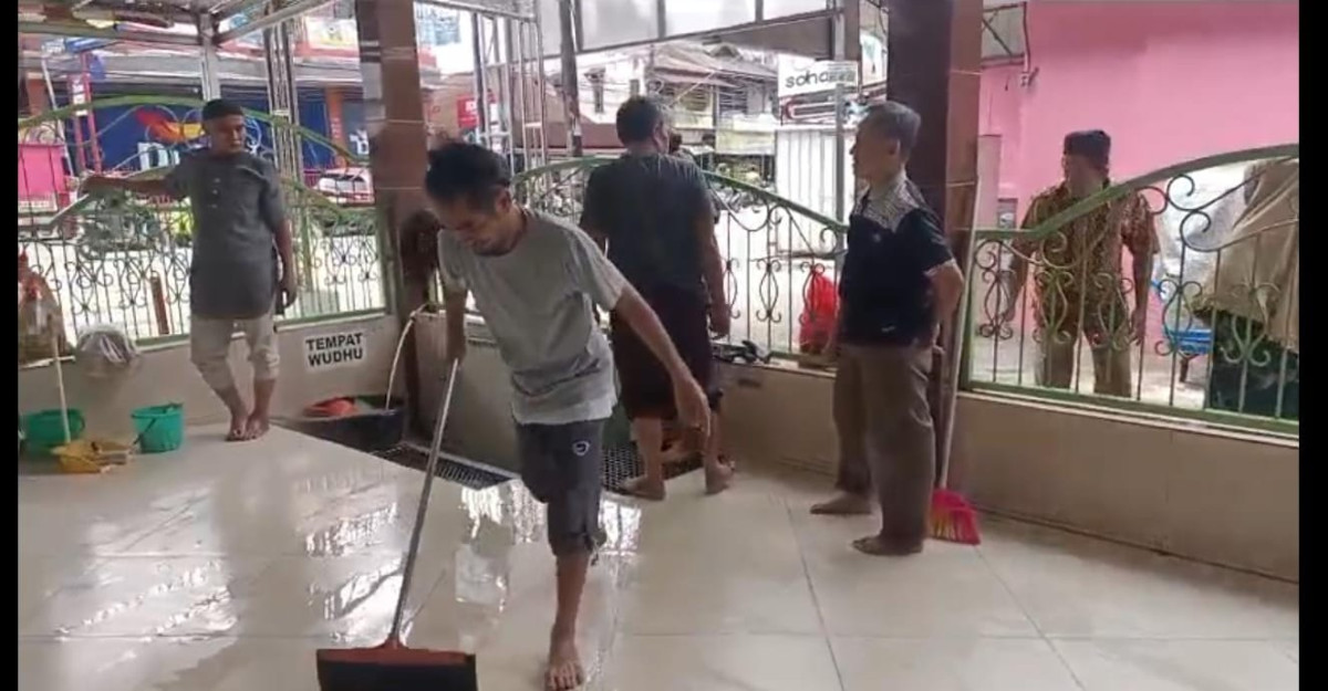 Membersihkan Langgar Al Mujahidin