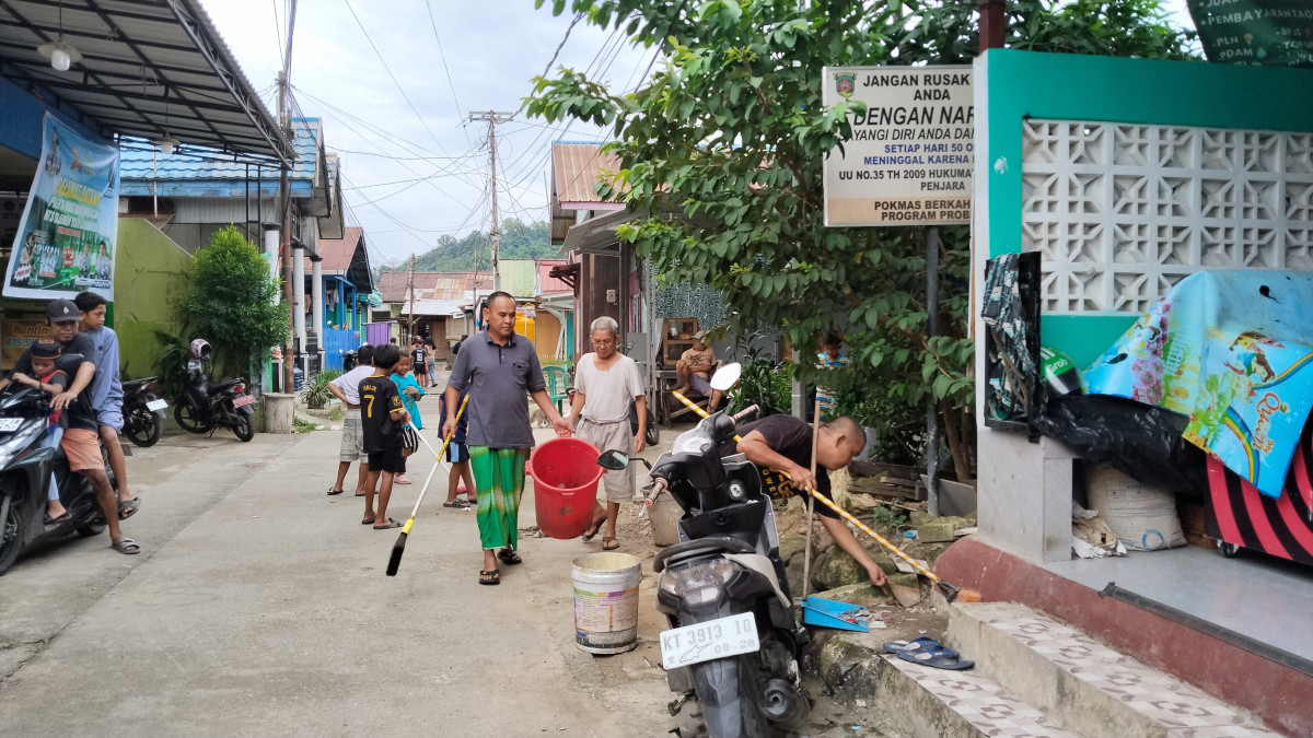 Membersihkan jalan gang 6 Rt 21