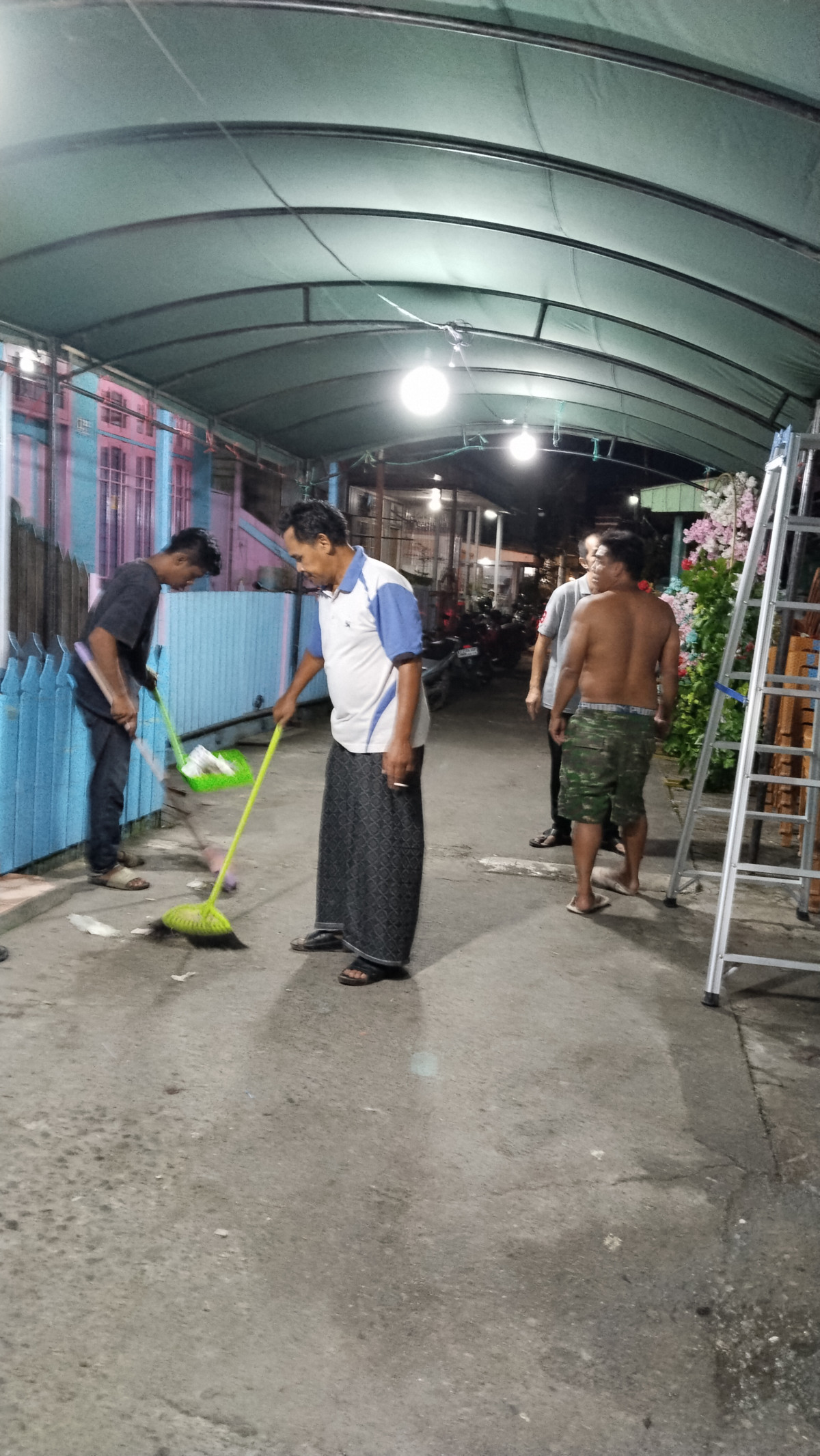 Membersihkan jalan gang 6 Rt 21
