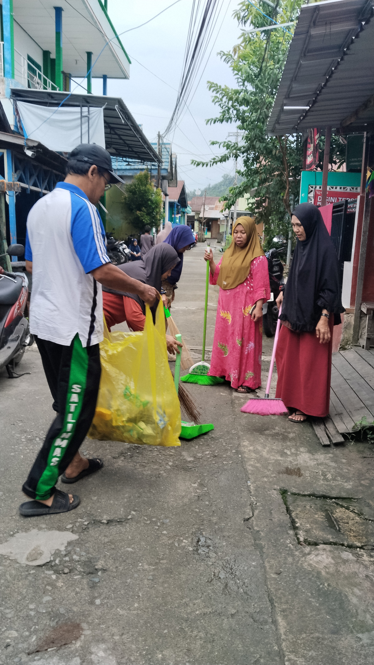 Kerja bakti membersihkan jalan gang