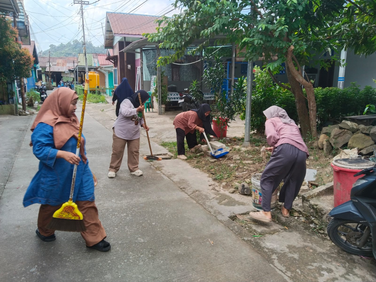 Membersihkan jalan gang 6