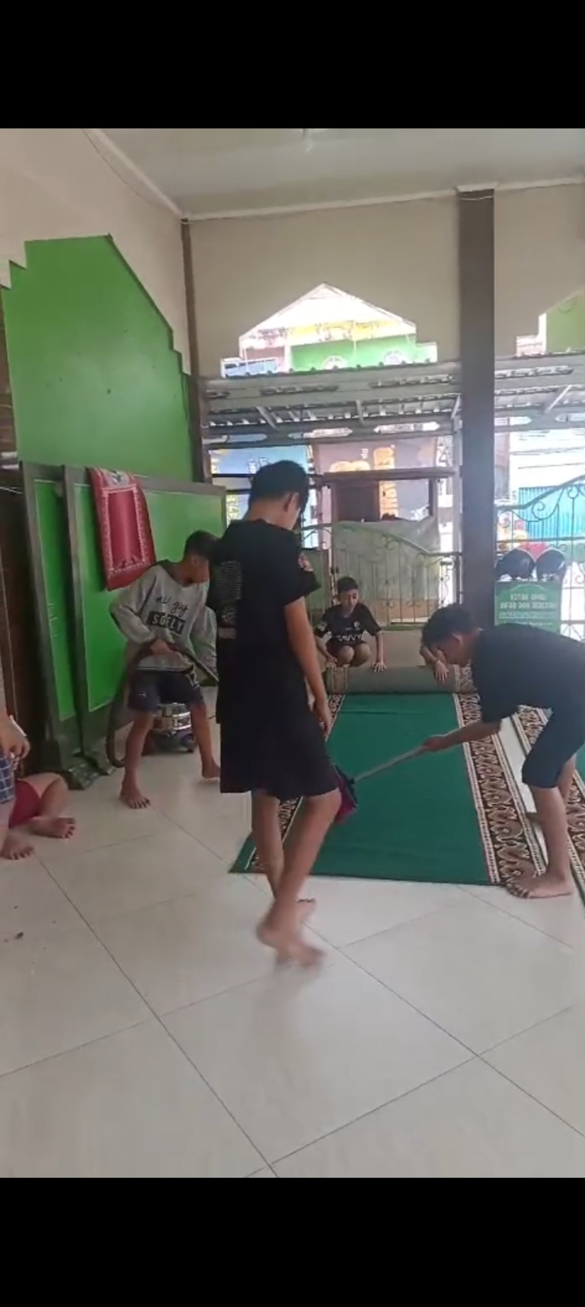 Gotong royong membersihkan ambal dan seluruh ruang langgar Al Mujahidin