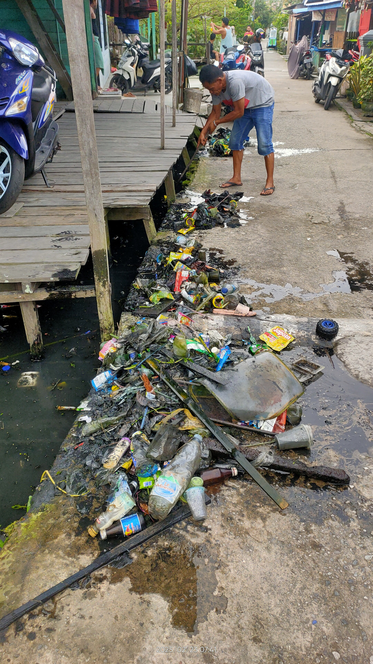 kerja bakti di rt 22 kel.pelita jln lambung mangkurat gg 5