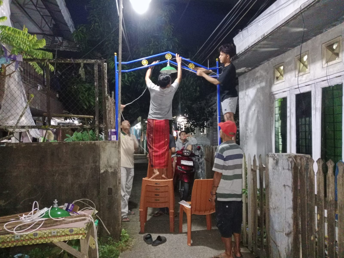 memasang penerangan lampu gang