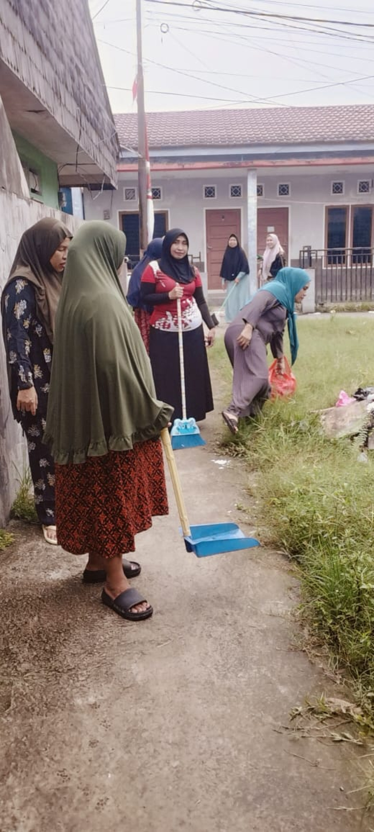 kerja bakti di lapangan dengan anggota dasa wisma