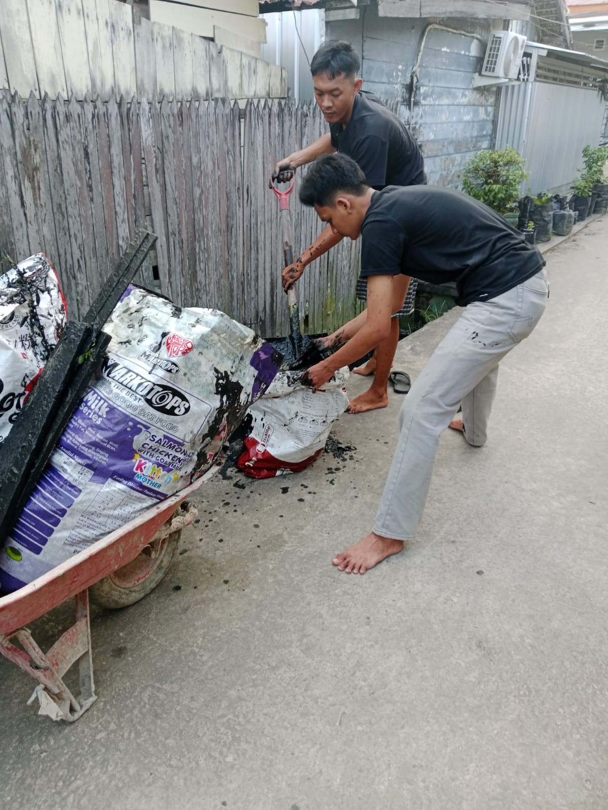 membersihkan paret(selokan) di gang 4