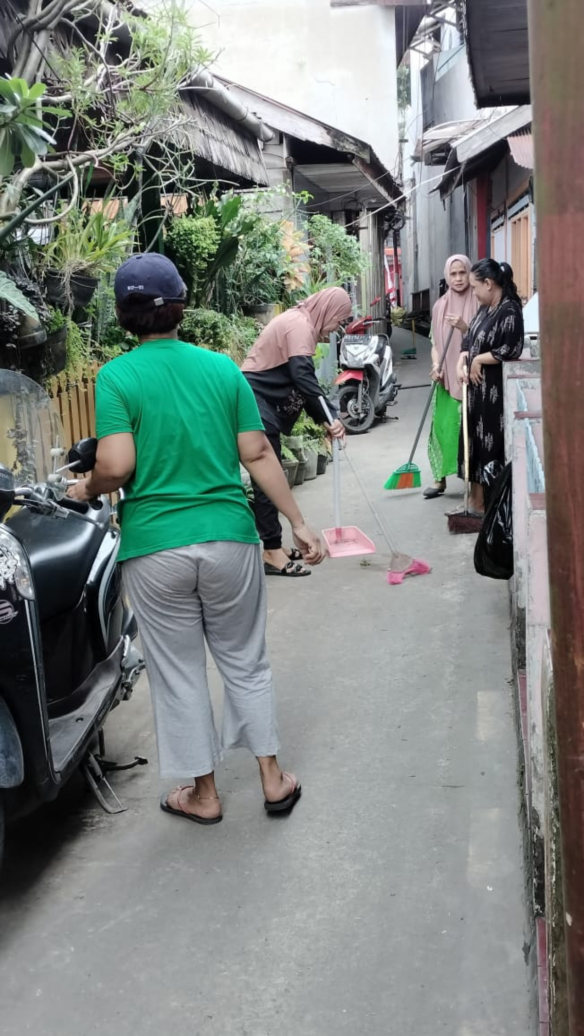 kerja bakti membersihkan pekarangan rumah warga masing-masing