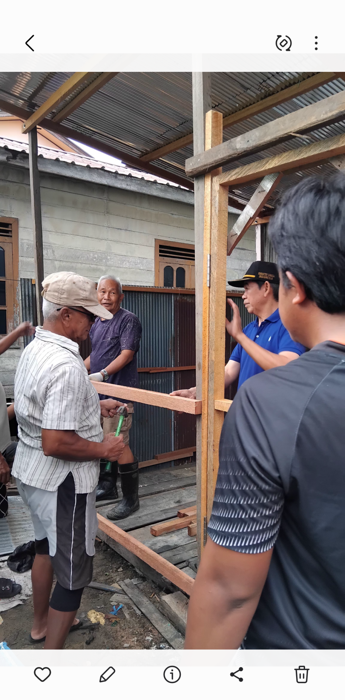 Kerja bakti di lingkungan RT 24 Pelita