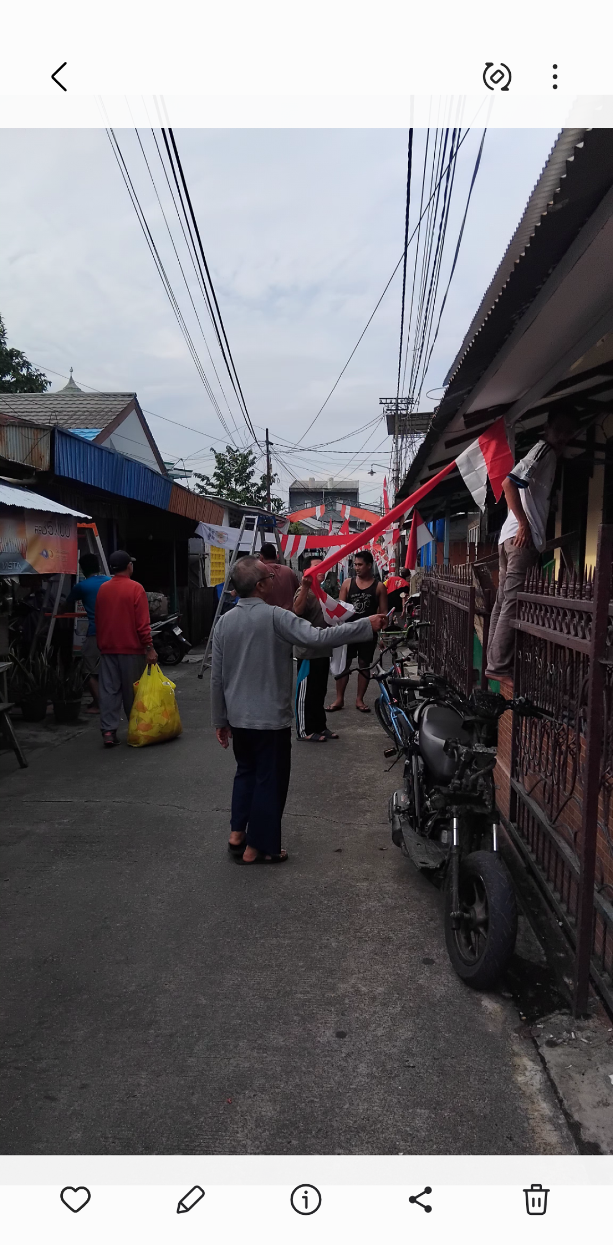 Kerja bakti di lingkungan RT 24 Pelita