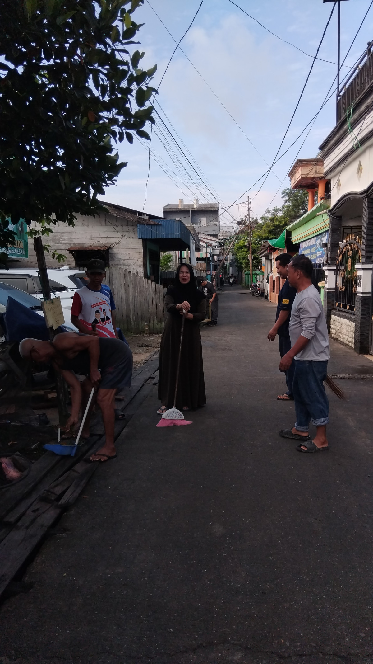 Kerja bakti dan silaturahmi warga RT 24 Pelita