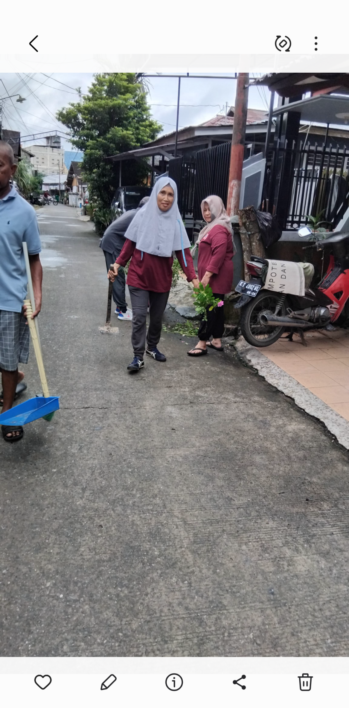 Kerja bakti warga 24 Pelita