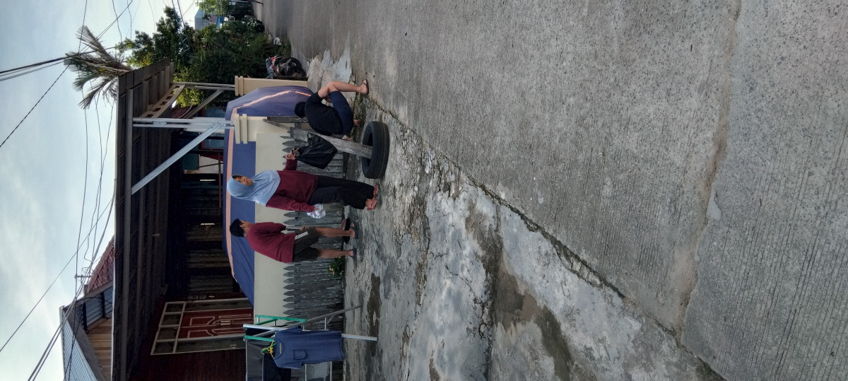 Membersihkan sampah dilingkungan RT 24 PELITA JL. LAMBUNG MANGKURAT Gg 3