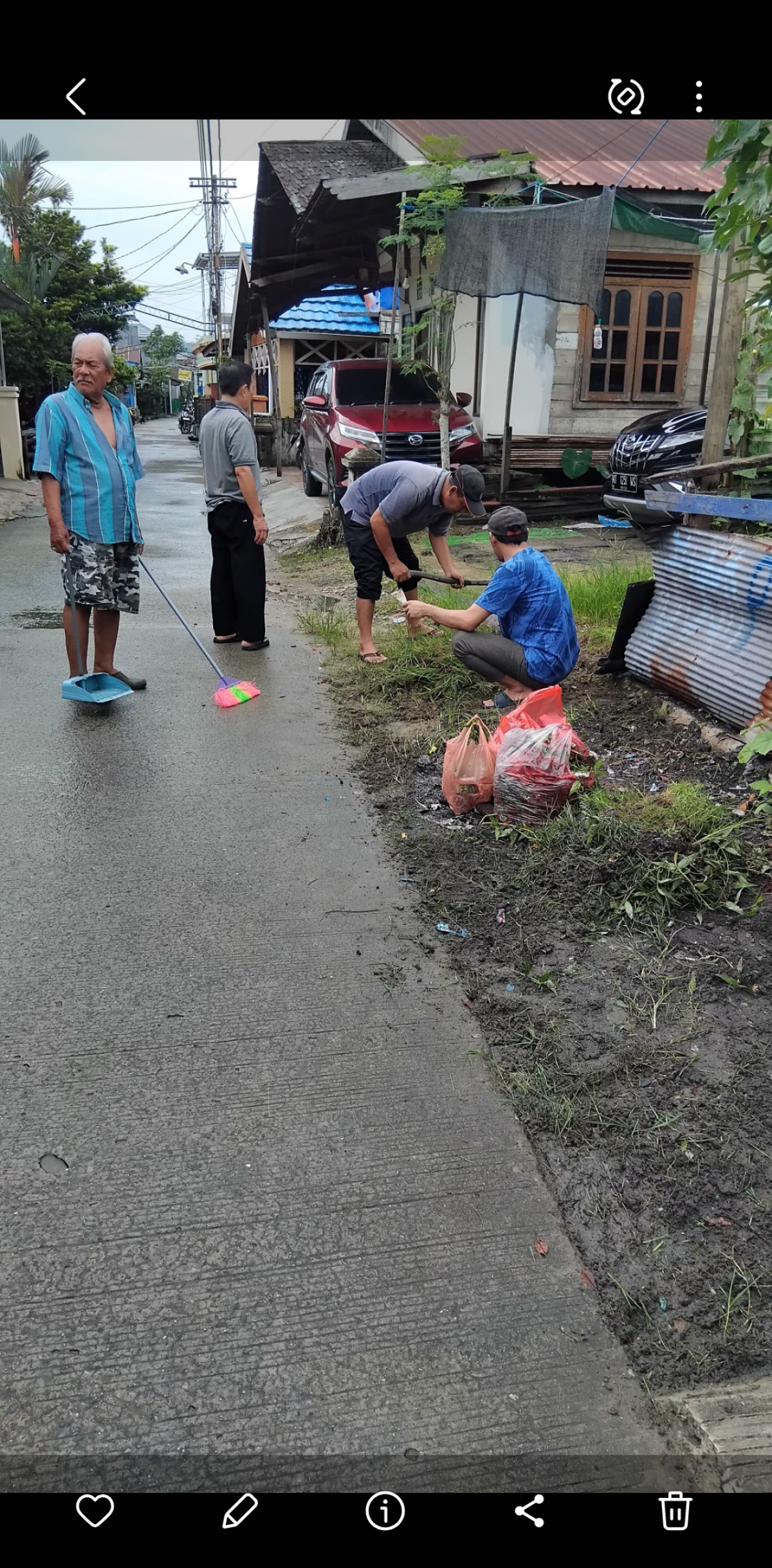 Kerja bakti dan silaturahim warga 24 Pelita