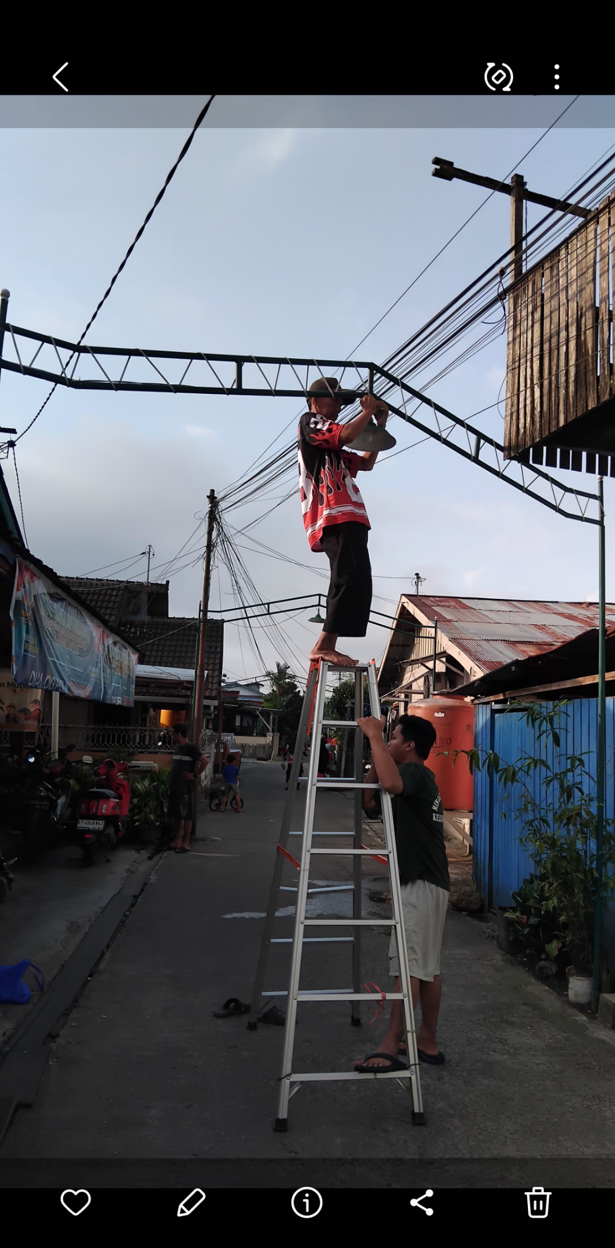 Kerja bakti dan halal bihalal warga RT 24