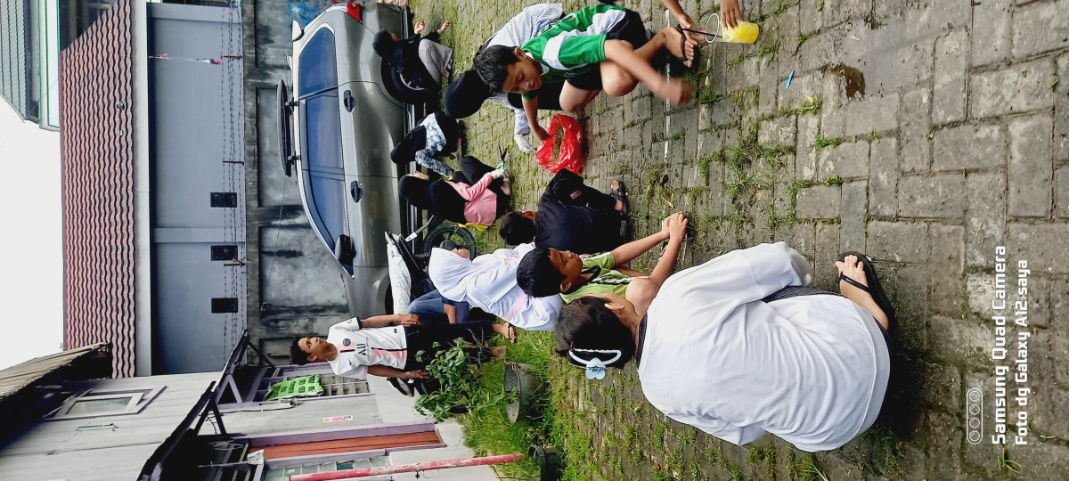 Kerja bakti membersihkan lapangan
