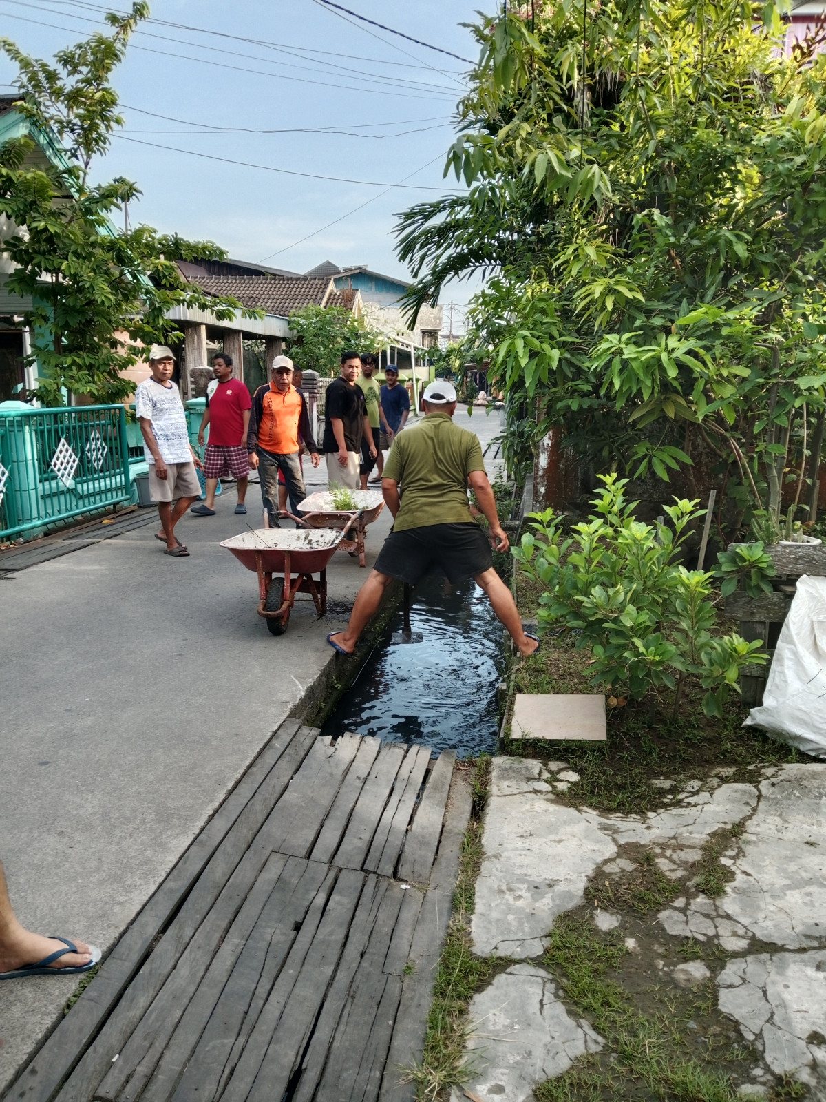 Kegiatan kerja bhakti gotongroyong dilingkungan RT27 dan sekitarnya