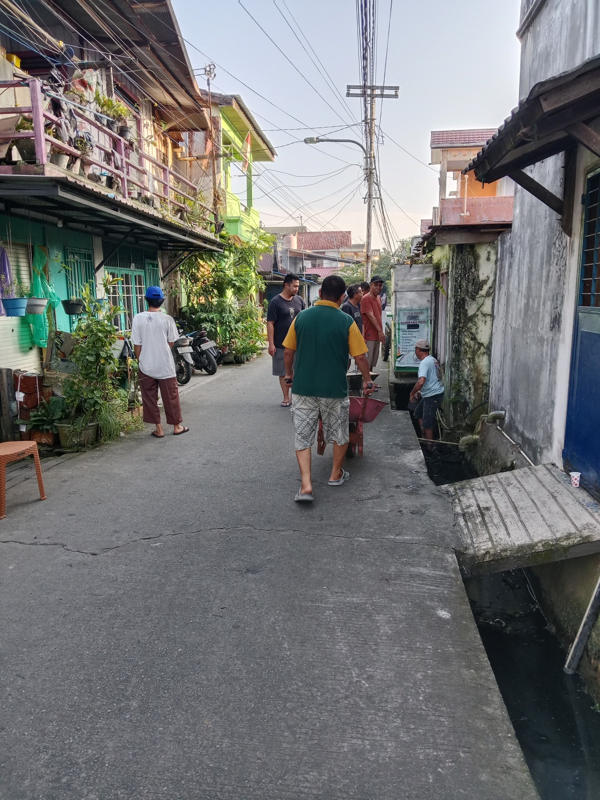 Kegiatan gotong royong dilingkungan RT 27