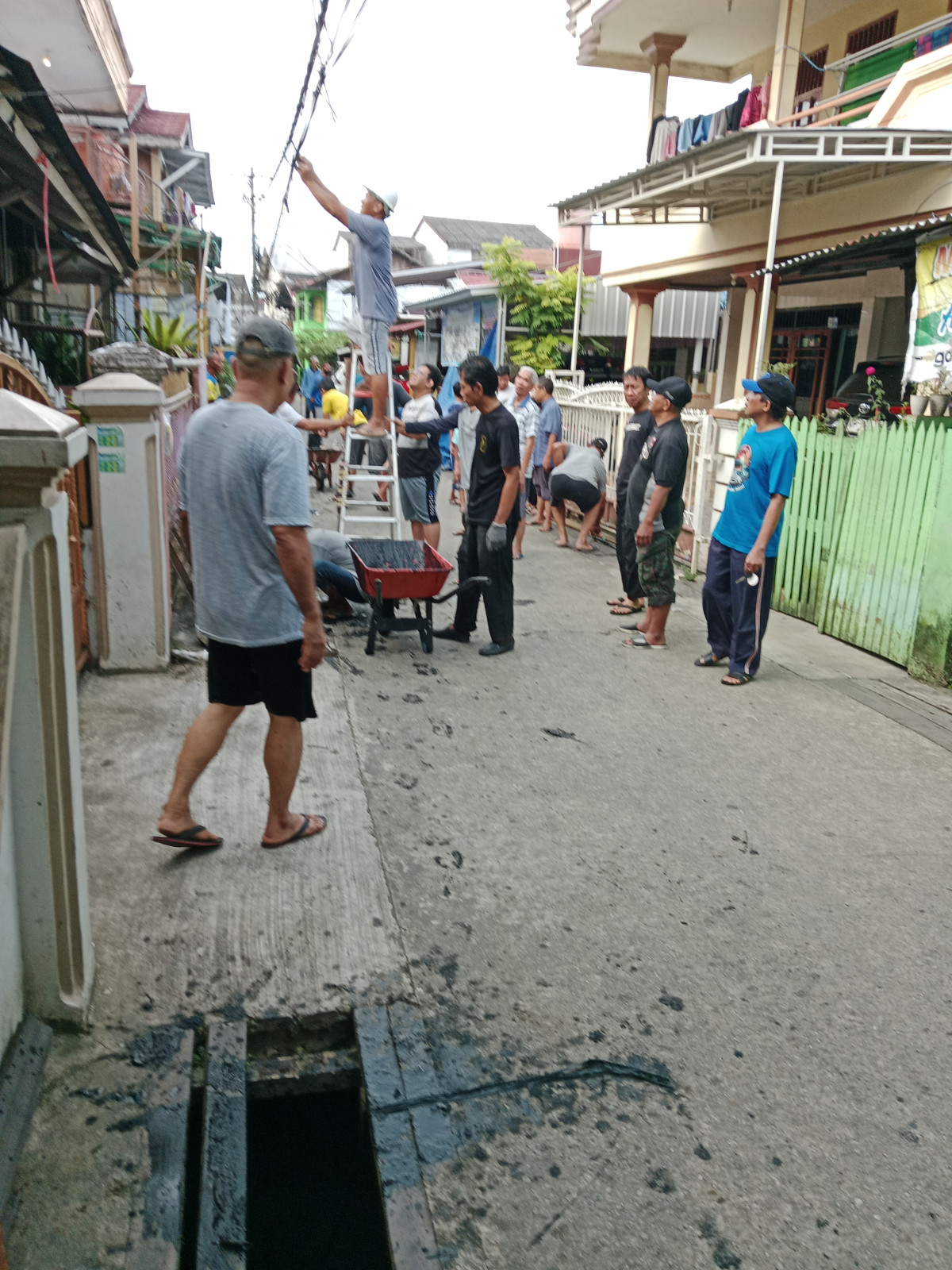 Kegiatan Kerja Bakti RT 27