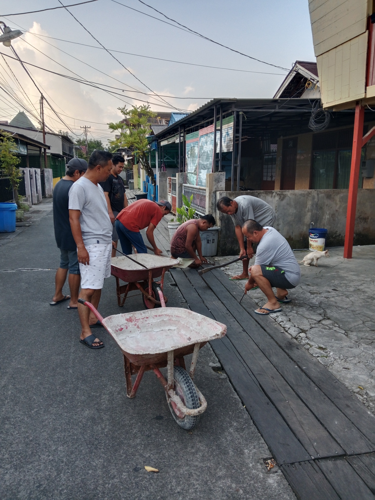 Kerja bhakti gotong royong dilingkungan gang syahdan thayib RT 27 Kelurahan Pelita