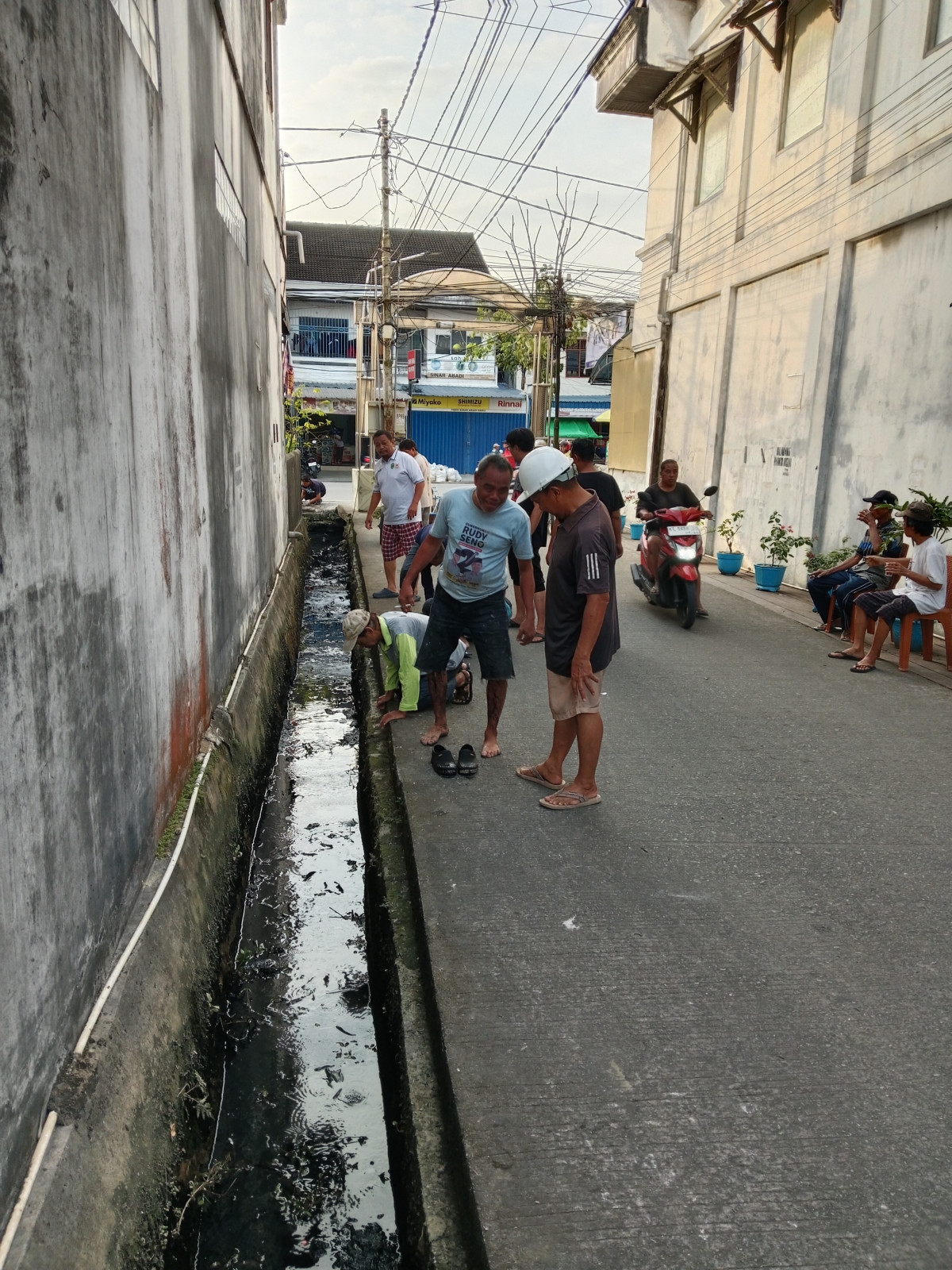 Gotong royong di sekitar Gang Syahdan Thayib Rt 27