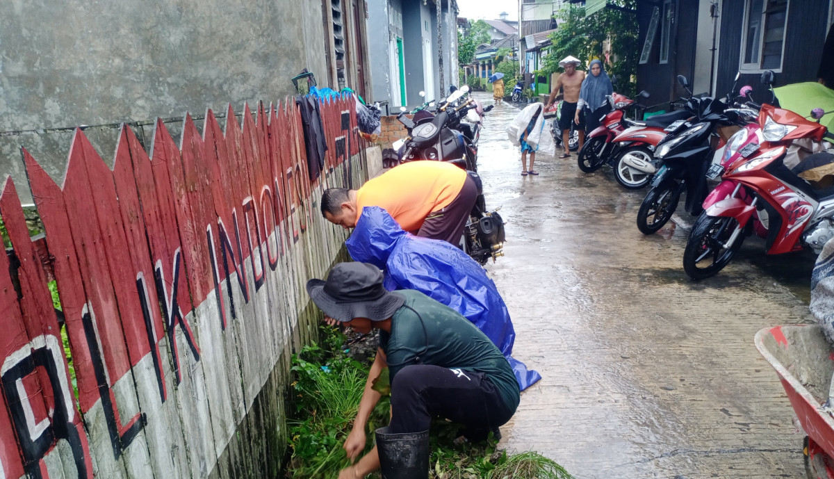 Gotong royong pembersihan lingkungan blok e