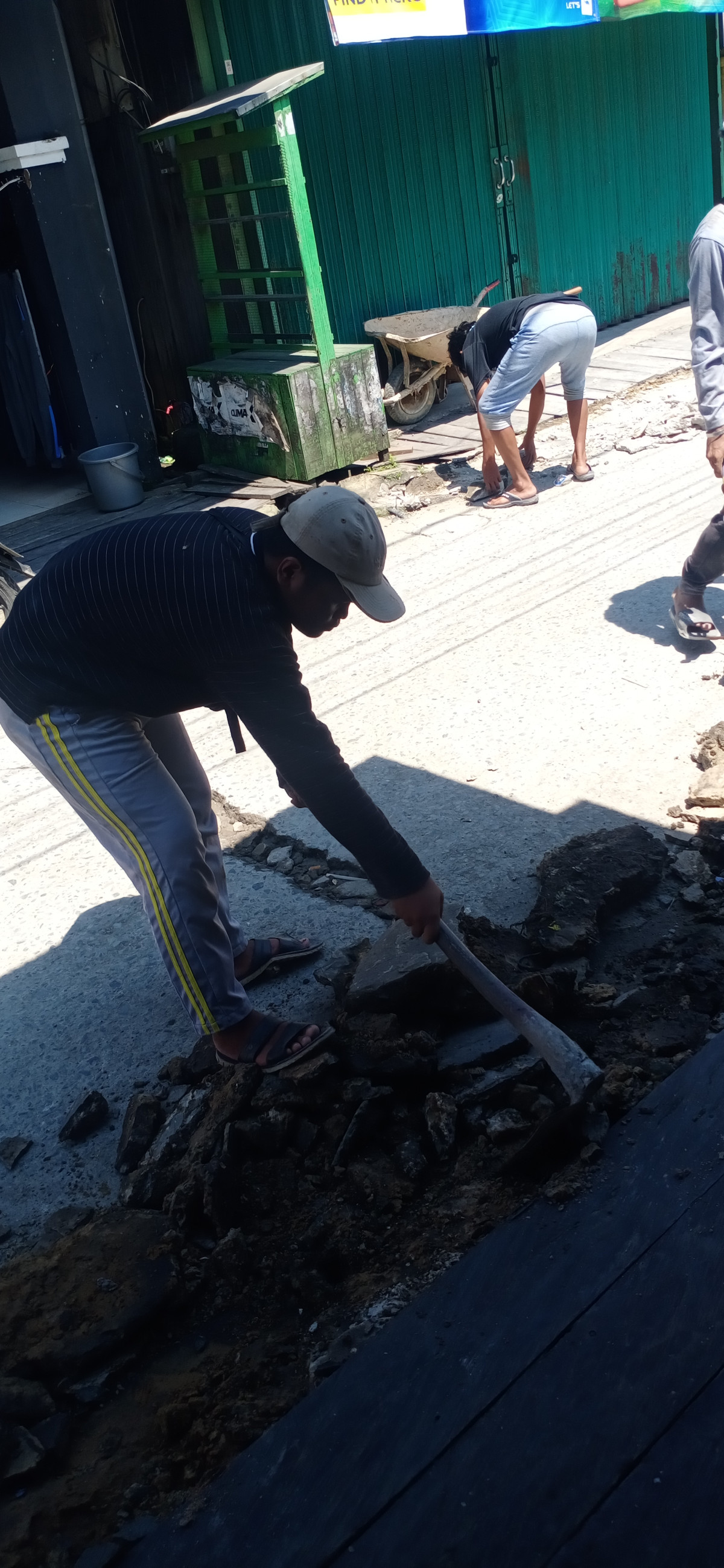 Gotong royong pembersihan lingkungan RT 30 jl Gatot Subroto GG mesjid