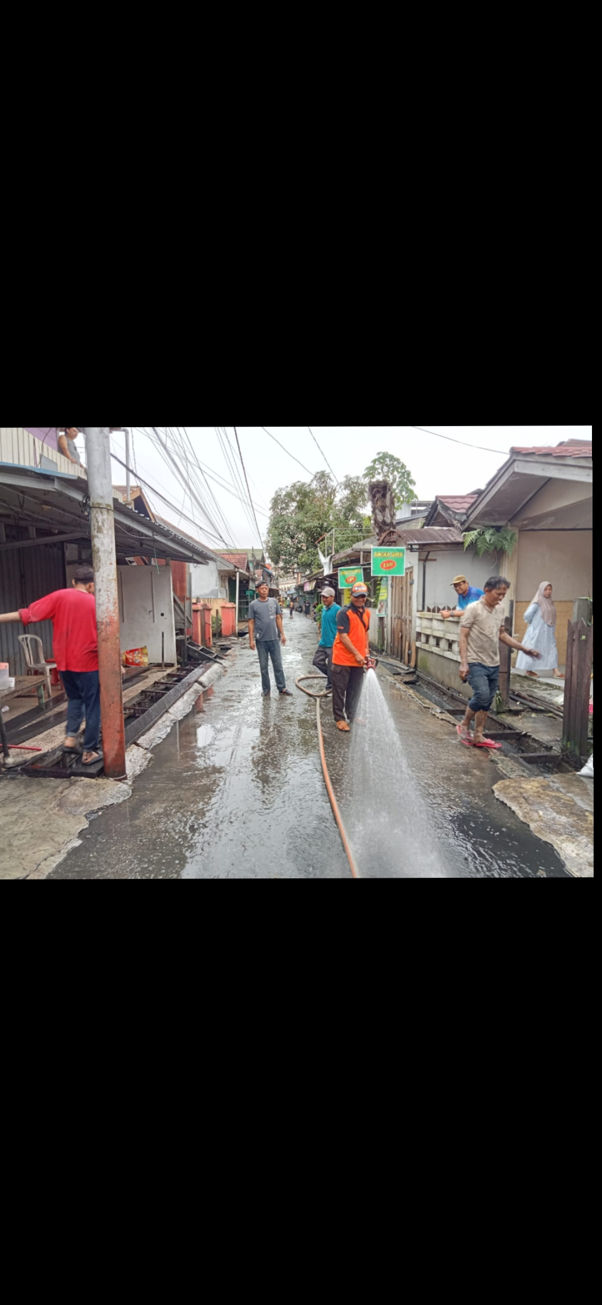 Pembersihan parit GG mesjid lingkungan RT 30