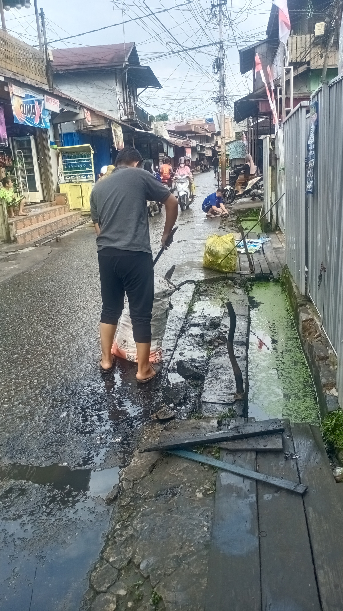 Gotong royong pembersihan parit