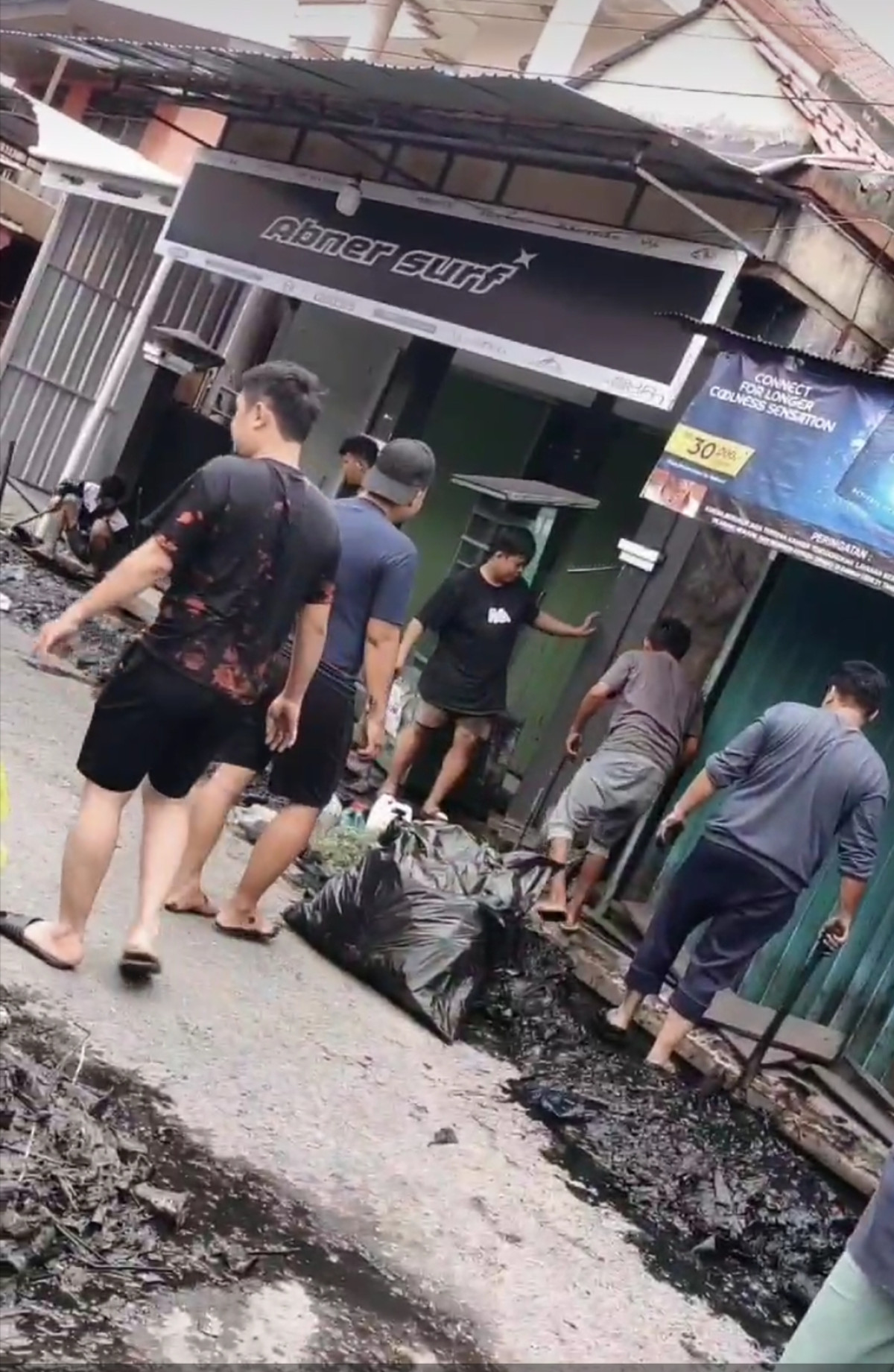 Kerja bakti membersihkan saluran parit