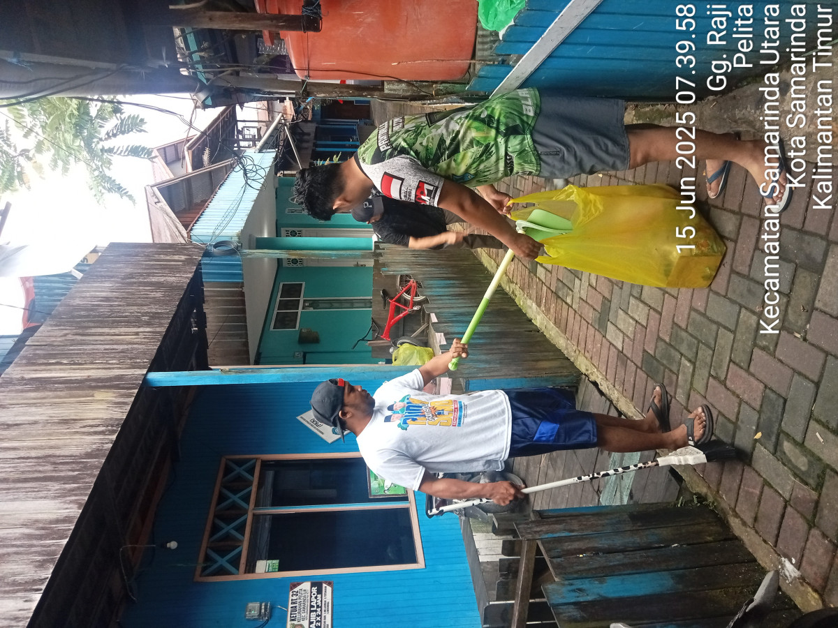 KEGIATAN GOTONG ROYONG WARGA RT 32