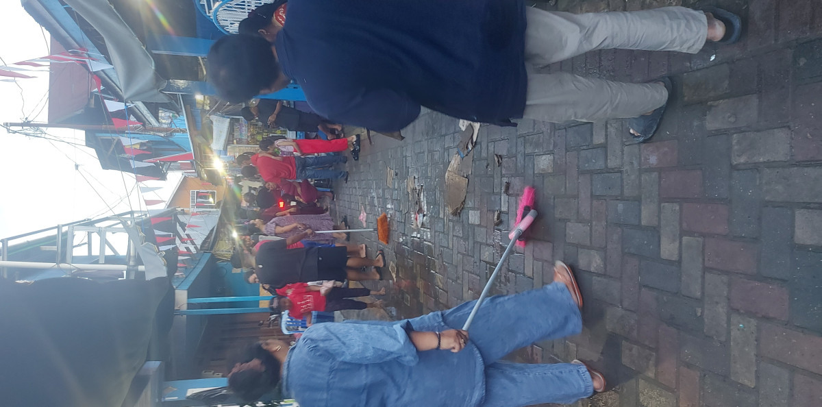Kerja bakti pembersihan jalan dikampung biru