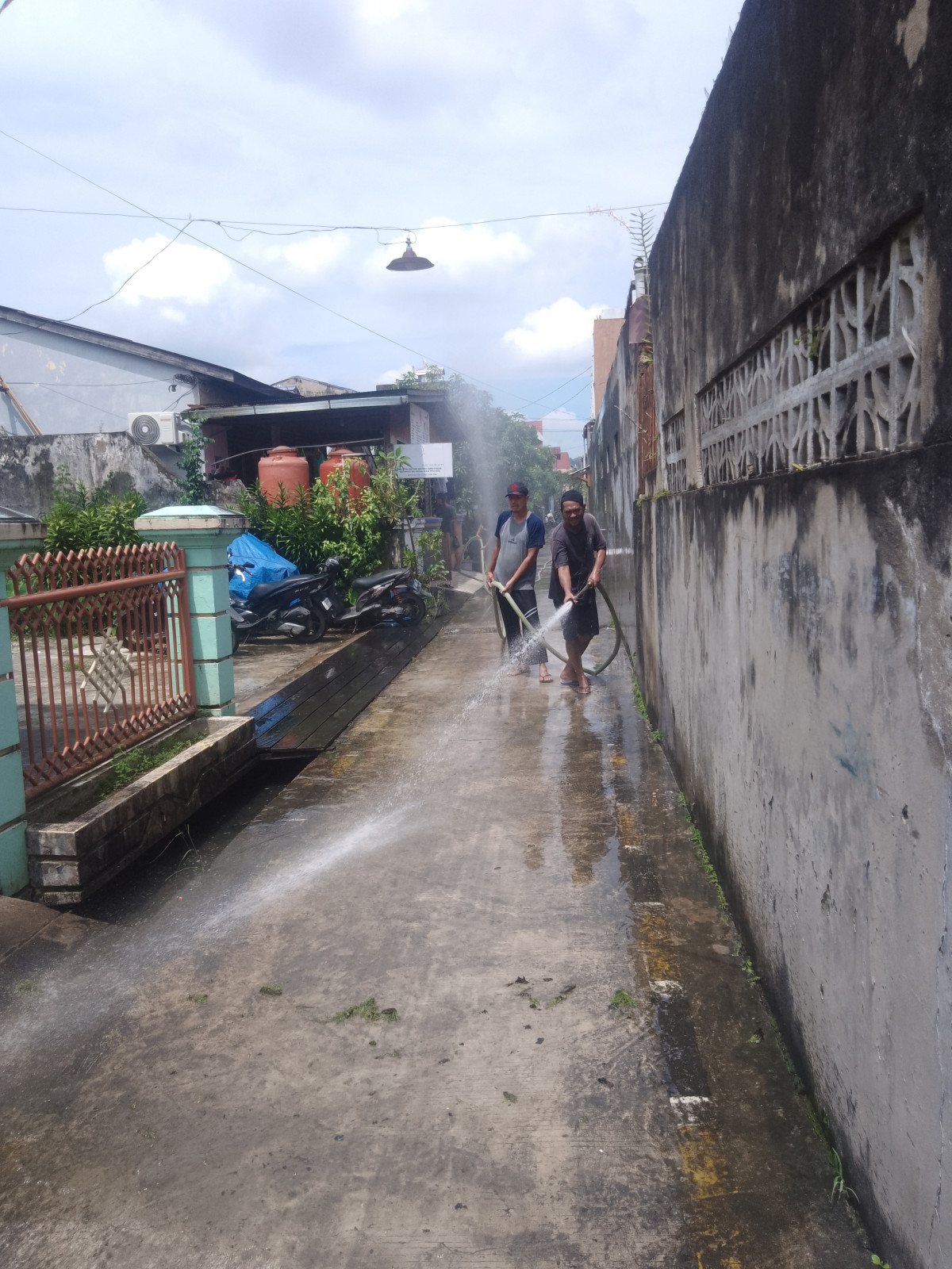 Kerja bakti menyemprot pasir dan kotoran kucing