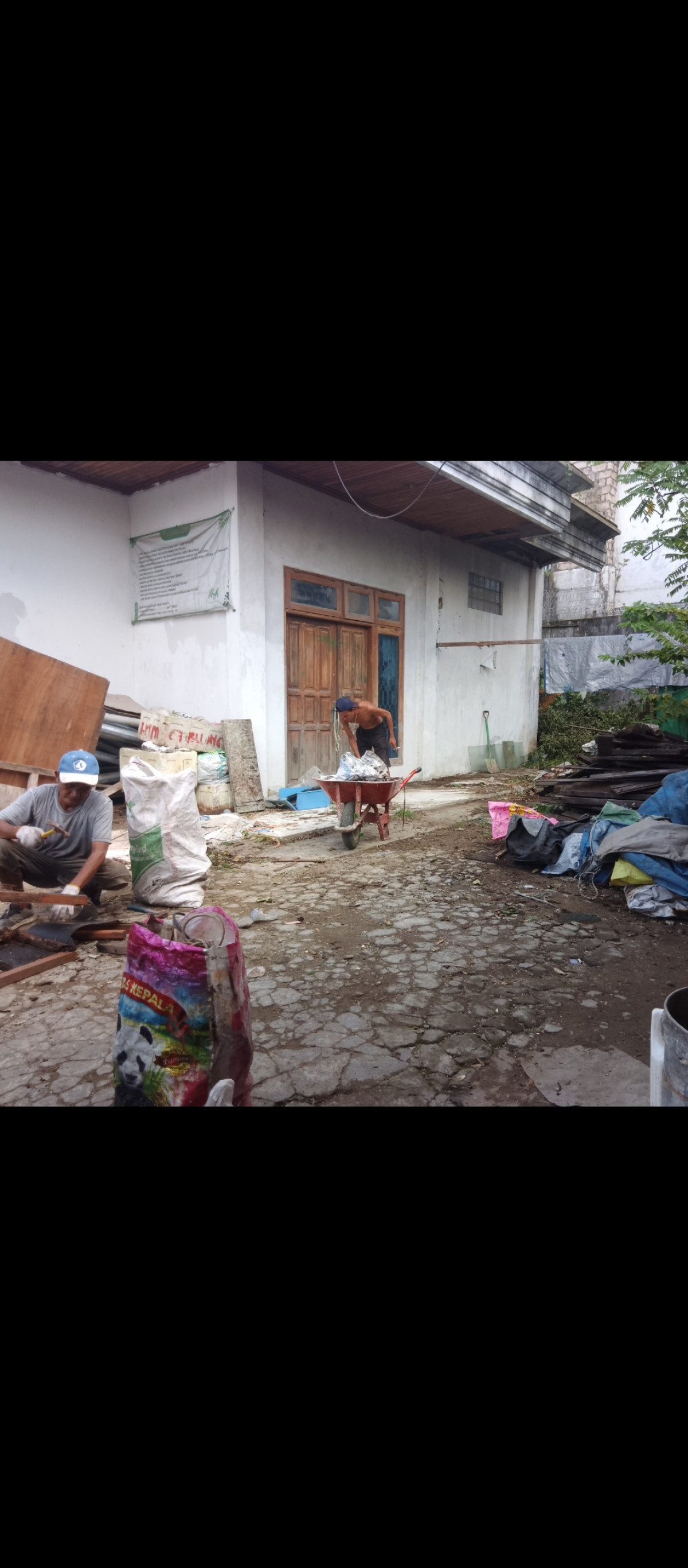 Kerja bakti membersihkan posko balakar