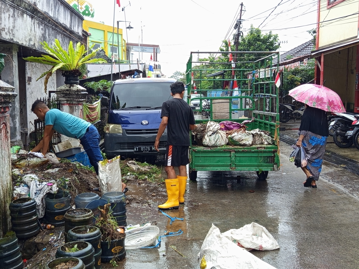 Kerja bakti bersihkan parit gang Rivai dan pos balakar dan pos ronda jaga malam