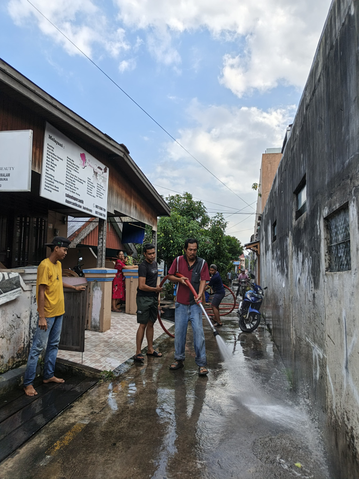 Pembersihan dan penyemprotan gang Arsyad