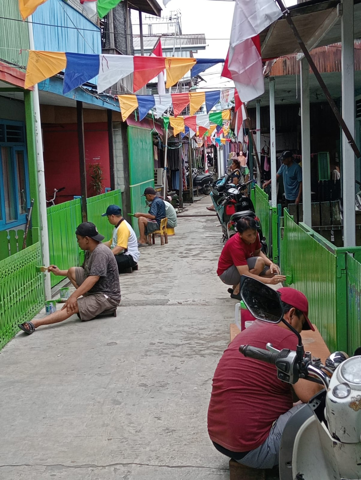 Kerja bakti bersih2 dan mengecat