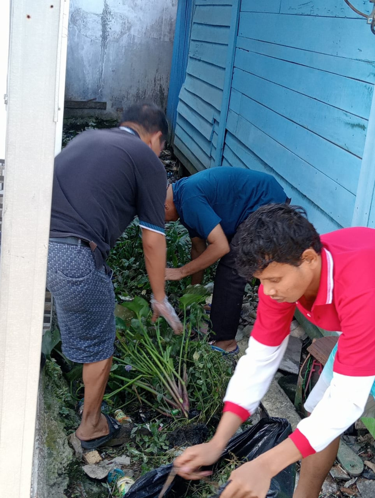 Kerja bakti bersih-bersih di jl.gg masjid blok D