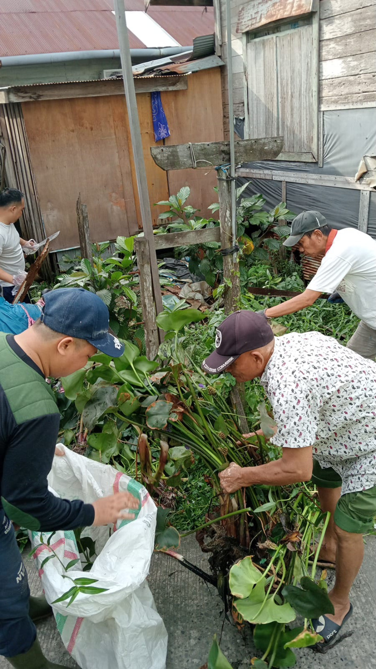 Kerja bakti bersih2 rumput2 di samping rumah warga