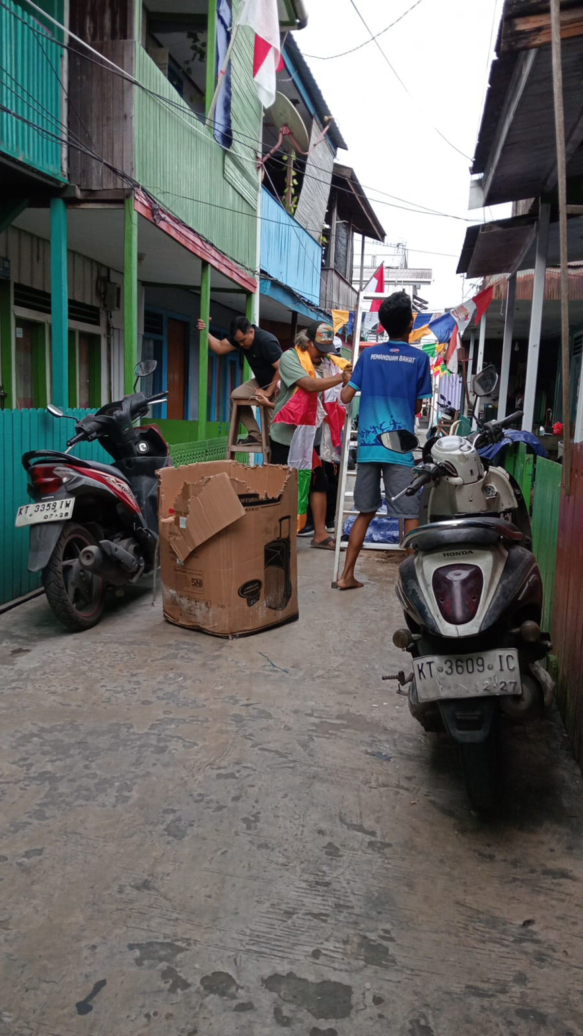 Kerja bakti pemasangan bendira/ unbul2