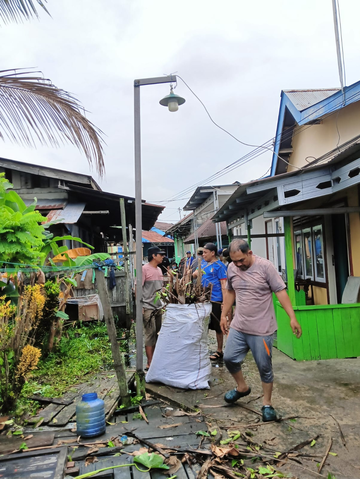 Kerja bakti bersih2 di gg masjid blok D