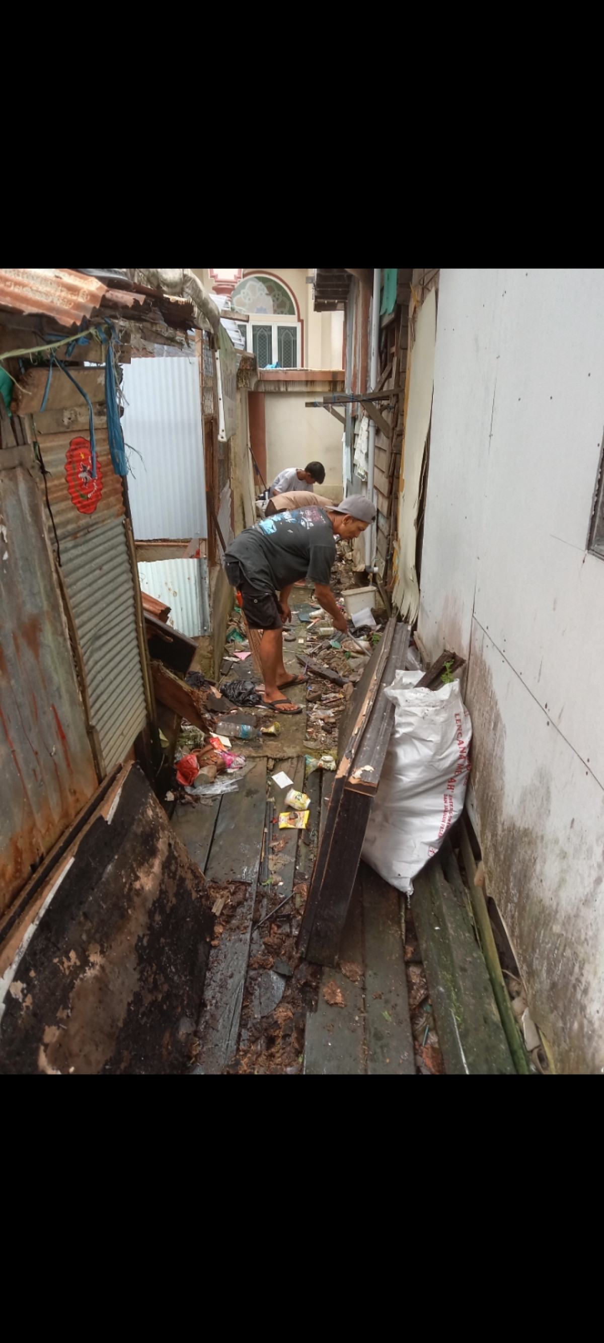 Kerja bakti membersihkan gang