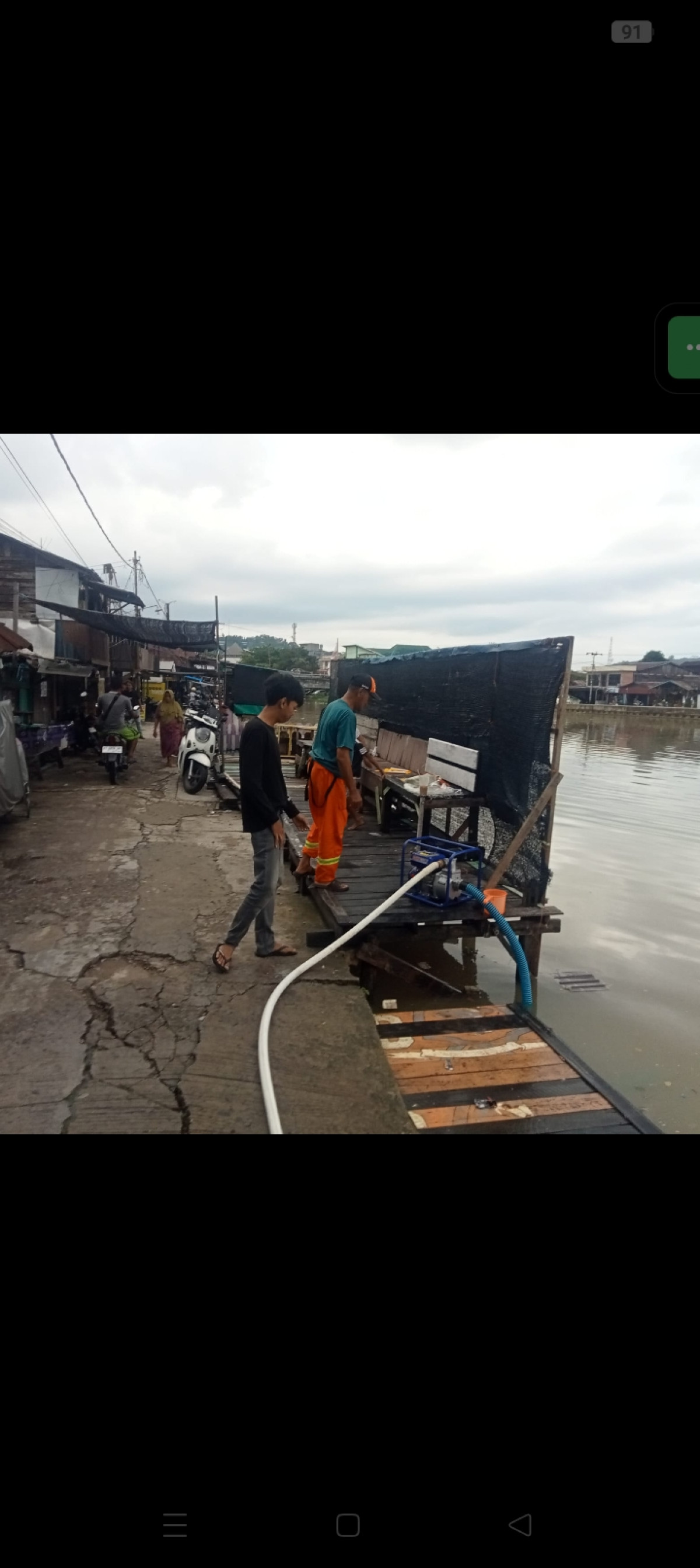 Kerja bakti penyiraman jalan dalam gang 1 RT.42