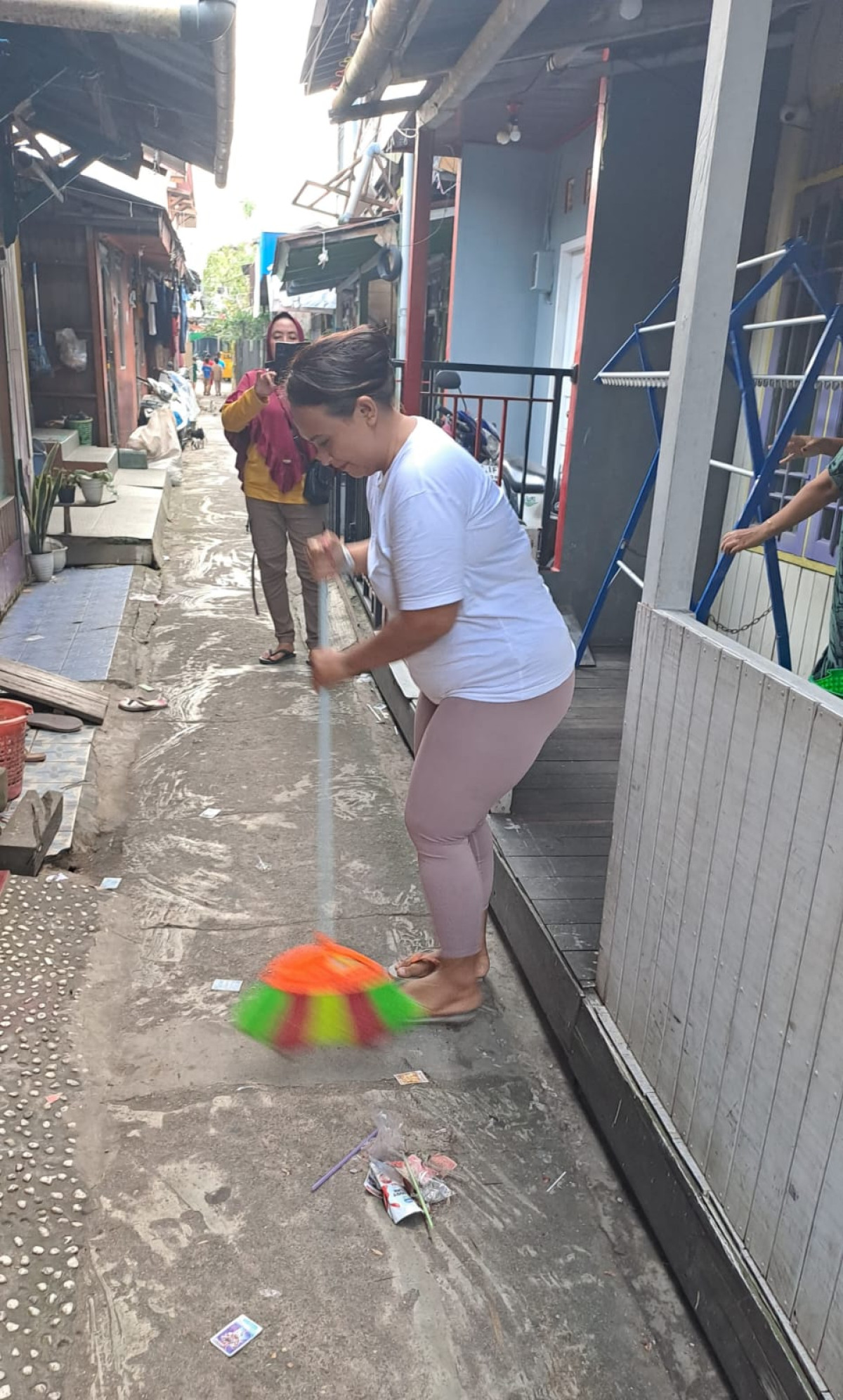 Kerja bakti di lorong siaga RT 43