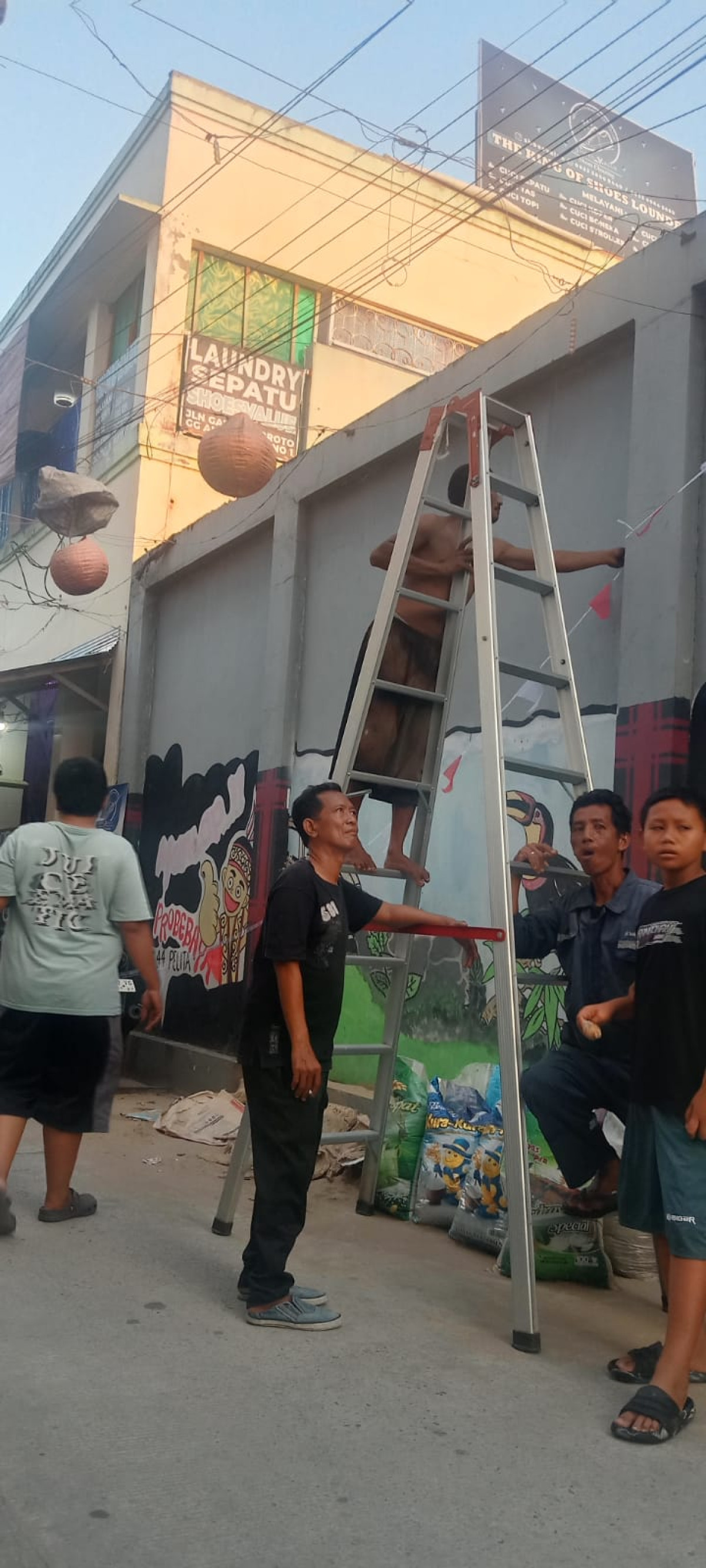Memasang umbul" dan bendera merah putih