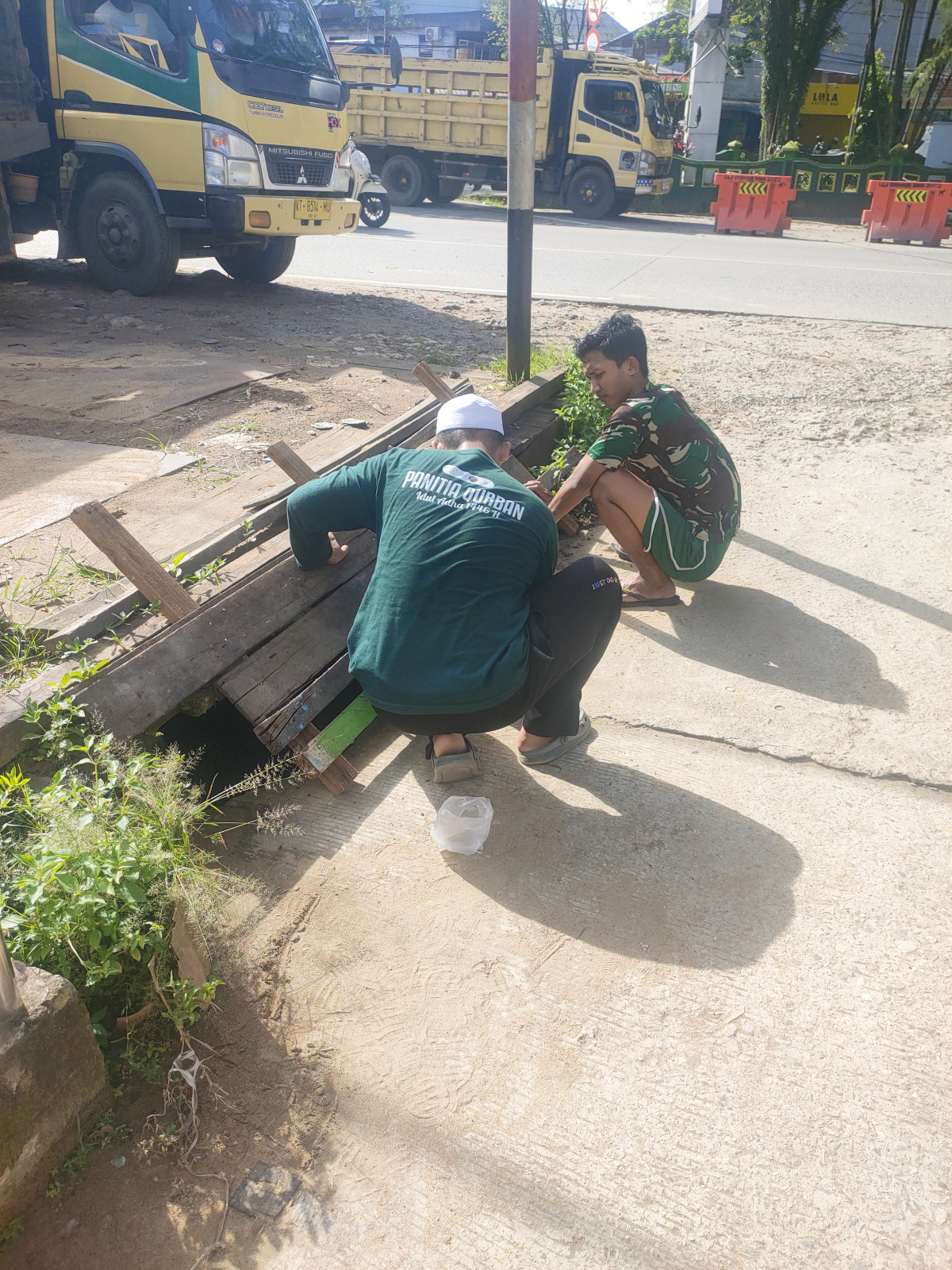 Bersihkan jalan dan tutup paret GG Al kautsar