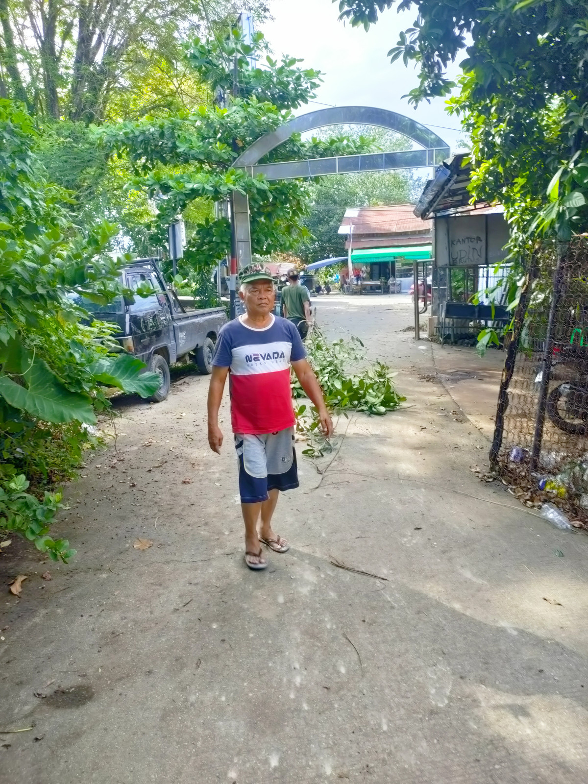 memangkas dahan pohon